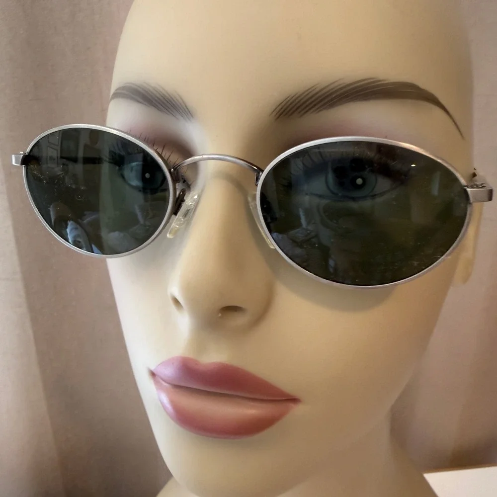 RE 801 Vintage Oval Sunglasses Gunmetal Metal Frame Italy 46-22 135mm